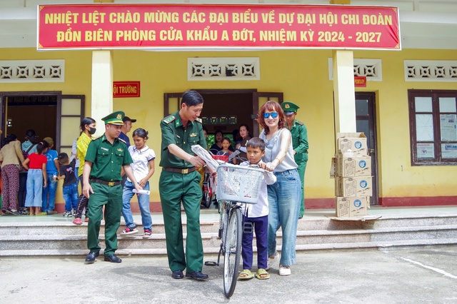 Nhiều phần quà dành tặng nhân dân, học sinh khu vực biên giới Việt Nam – Lào - Ảnh 5.