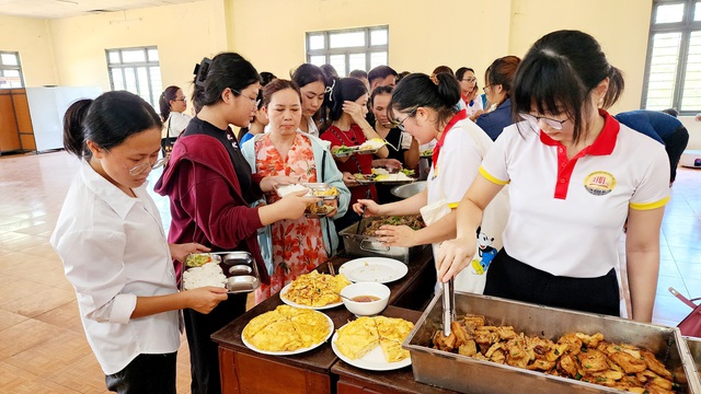 Hàng trăm suất cơm hỗ trợ tân sinh viên có hoàn cảnh khó khăn trong ngày đầu nhập học - Ảnh 2.