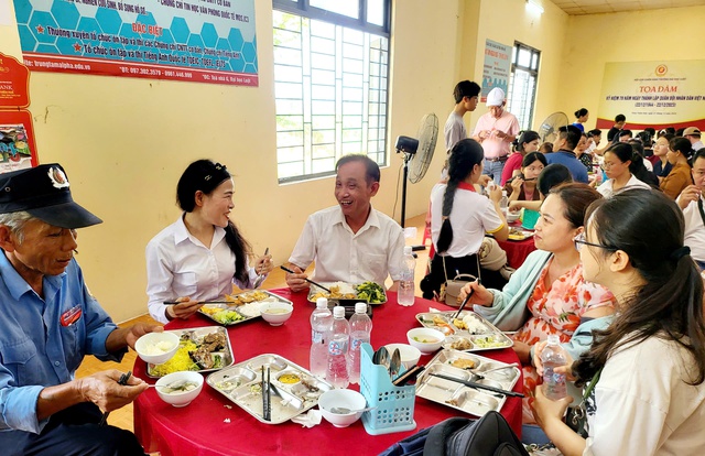 Hàng trăm suất cơm hỗ trợ tân sinh viên có hoàn cảnh khó khăn trong ngày đầu nhập học - Ảnh 4.