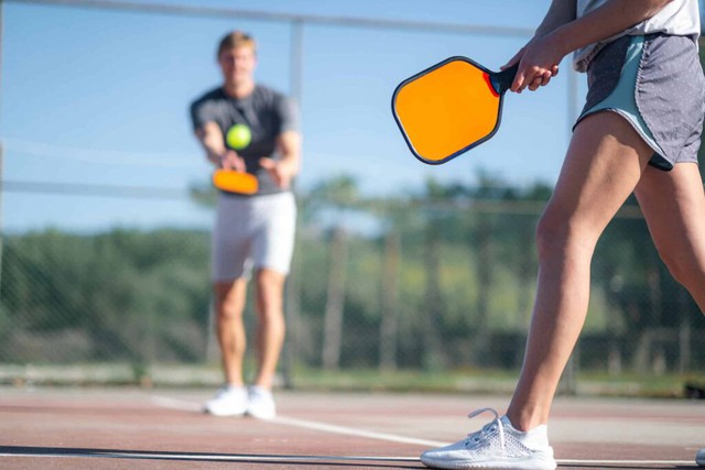 Tại sao không nên dùng giày chạy bộ chơi pickleball? - Ảnh 1.