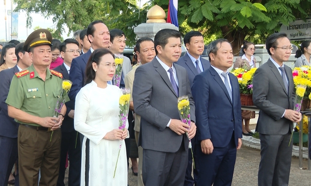 Lãnh đạo tỉnh Quảng Bình và tỉnh Sạ-vẳn-na-khệt (nước CHDCND Lào) dâng hoa tại Tượng đài Chủ tịch Hồ Chí Minh - Ảnh 1.