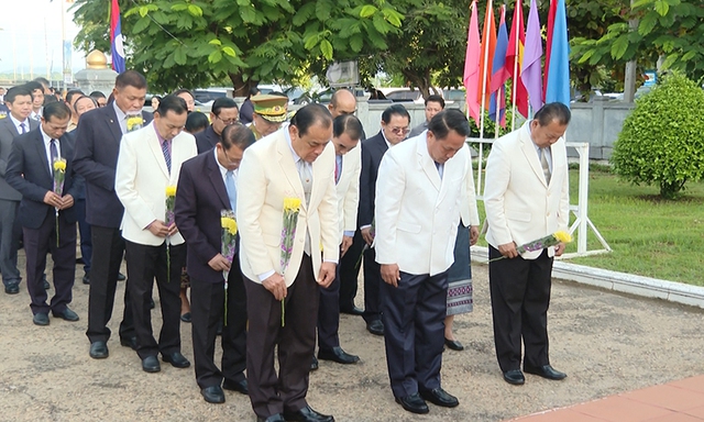 Lãnh đạo tỉnh Quảng Bình và tỉnh Sạ-vẳn-na-khệt (nước CHDCND Lào) dâng hoa tại Tượng đài Chủ tịch Hồ Chí Minh - Ảnh 2.