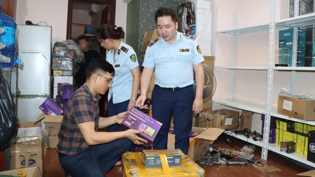 Hà Nội: Kiểm tra cơ sở bán màn hình ô tô, camera hành trình trên sàn thương mại điện tử - Ảnh 1.