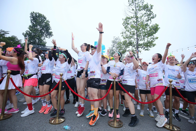 2.000 người tham gia Đường chạy sắc màu “Color Run EcoLakes 2024” - Ảnh 5.