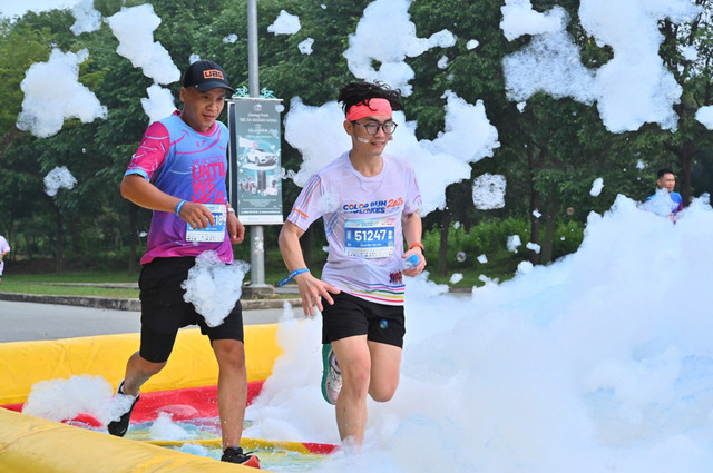 2.000 người tham gia Đường chạy sắc màu “Color Run EcoLakes 2024” - Ảnh 8.