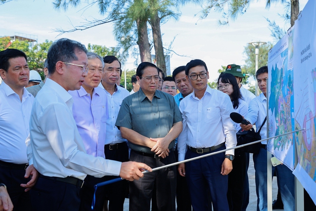 Thủ tướng khảo sát khu vực nghiên cứu lấn biển và một số dự án trọng điểm của Đà Nẵng - Ảnh 1.