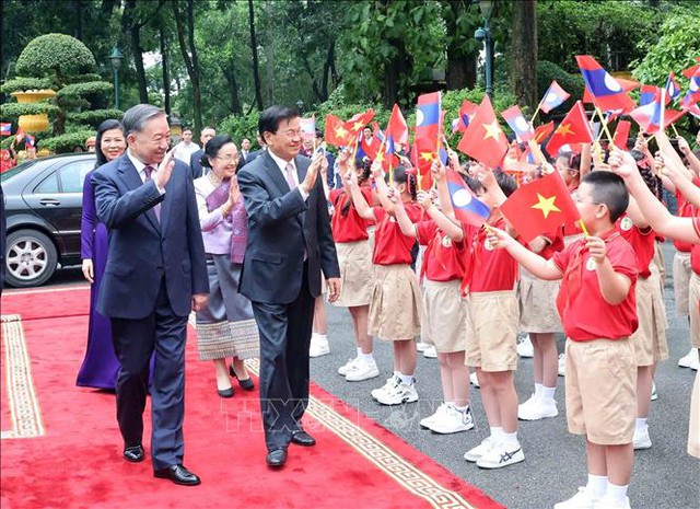 Tổng Bí thư, Chủ tịch nước Tô Lâm đón và hội đàm cấp cao với Tổng Bí thư, Chủ tịch nước Lào Thongloun Sisoulith  - Ảnh 2.