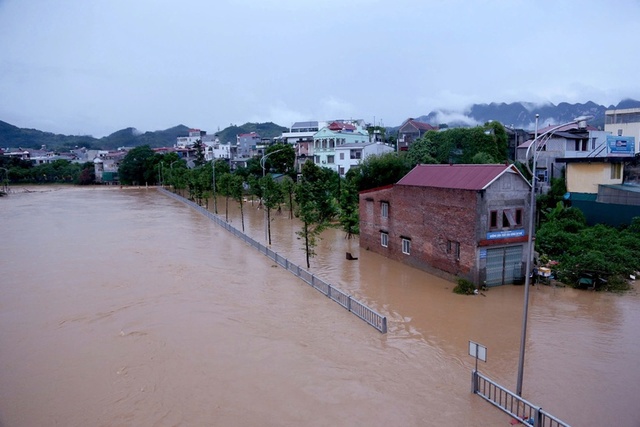 Lũ trên sông Hồng ở Hà Nội vượt báo động 2, lũ đặc biệt lớn trên nhiều sông ở miền Bắc - Ảnh 2.