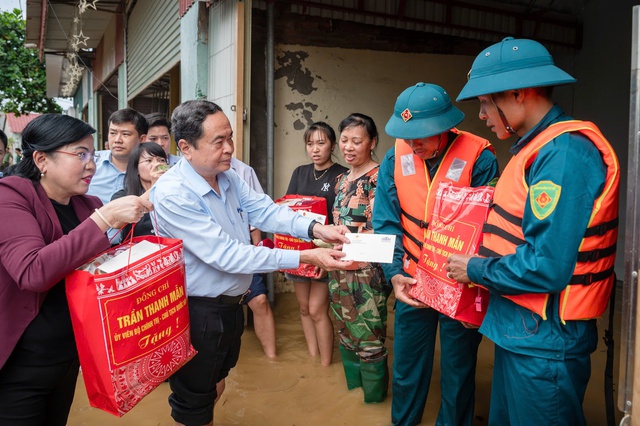 Chủ tịch Quốc hội: Đây là thời điểm cần phát huy tinh thần tương thân, tương ái, lá lành đùm lá rách - Ảnh 4.