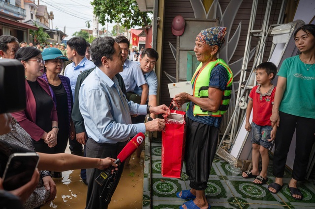 Chủ tịch Quốc hội: Đây là thời điểm cần phát huy tinh thần tương thân, tương ái, lá lành đùm lá rách - Ảnh 3.