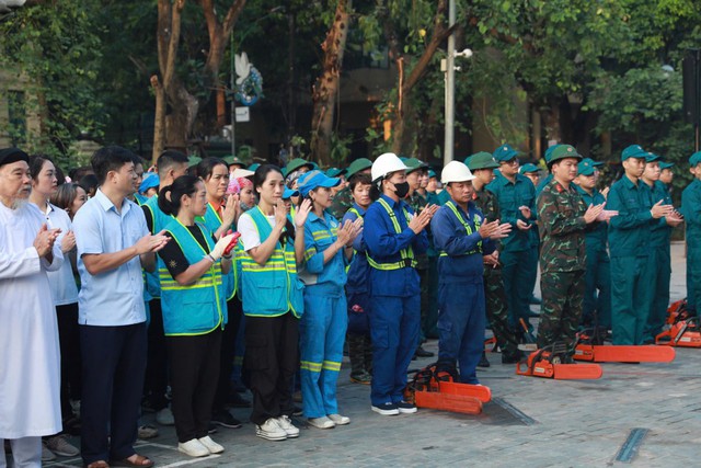 Hà Nội phát động toàn dân tham gia tổng vệ sinh môi trường, khắc phục hậu quả cơn bão số 3 - Ảnh 3.