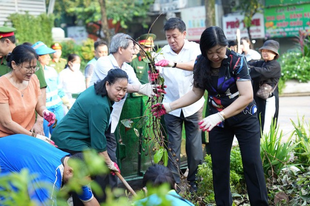 Hà Nội phát động toàn dân tham gia tổng vệ sinh môi trường, khắc phục hậu quả cơn bão số 3 - Ảnh 2.