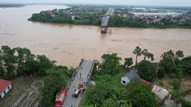 Thủ tướng yêu cầu khẩn trương nghiên cứu đầu tư xây dựng cầu Phong Châu mới - Ảnh 1.