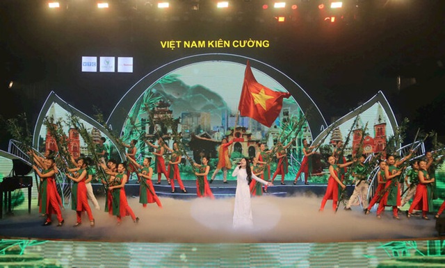 Chương trình nghệ thuật &quot;Việt Nam kiên cường&quot; quyên góp 2,85 tỷ đồng ủng hộ đồng bào bão lũ - Ảnh 1.