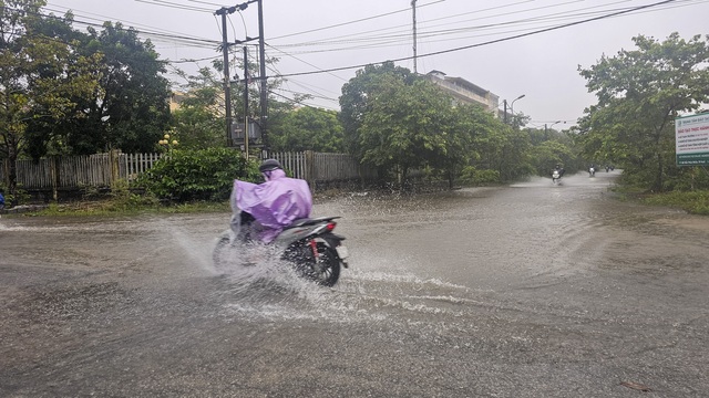 Thừa Thiên Huế khẩn trương di dời dân ra khỏi khu vực ngập lụt, có nguy cơ trượt lở đất - Ảnh 3.