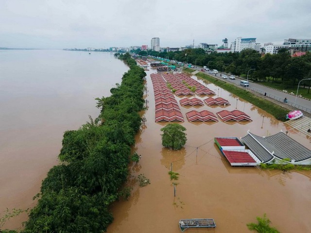 Điện thăm hỏi về ngập lụt, sạt lở do mưa lũ kéo dài ở Lào - Ảnh 1.