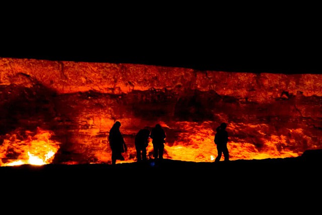 &quot;Cổng địa ngục&quot; rực lửa thu hút khách du lịch ở Turkmenistan - Ảnh 2.