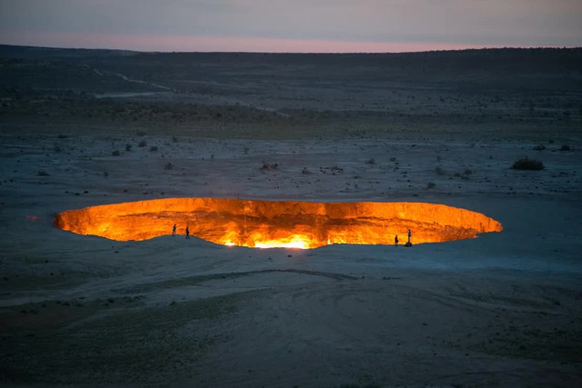 &quot;Cổng địa ngục&quot; rực lửa thu hút khách du lịch ở Turkmenistan - Ảnh 1.