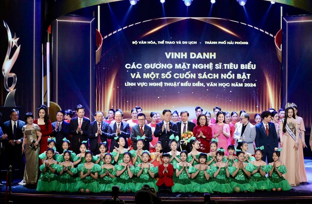 Vinh danh đội ngũ văn nghệ sĩ cả nước “lao động hăng say trên cánh đồng nghệ thuật” - Ảnh 2.