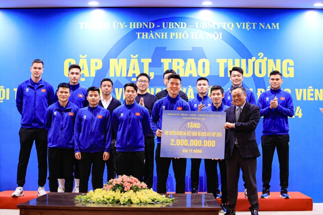 Vinh danh, khen thưởng các cầu thủ cầu thủ Hà Nội sau chức vô địch ASEAN Cup 2024 - Ảnh 1.