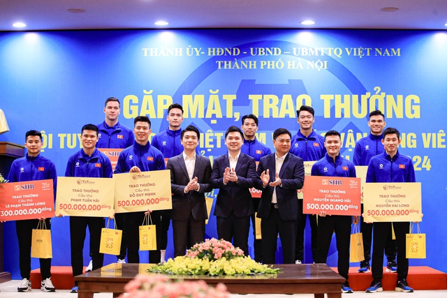 Vinh danh, khen thưởng các cầu thủ cầu thủ Hà Nội sau chức vô địch ASEAN Cup 2024 - Ảnh 2.