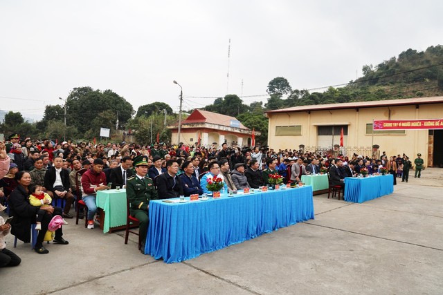  Mang Tết đến vùng biên - Ảnh 1.