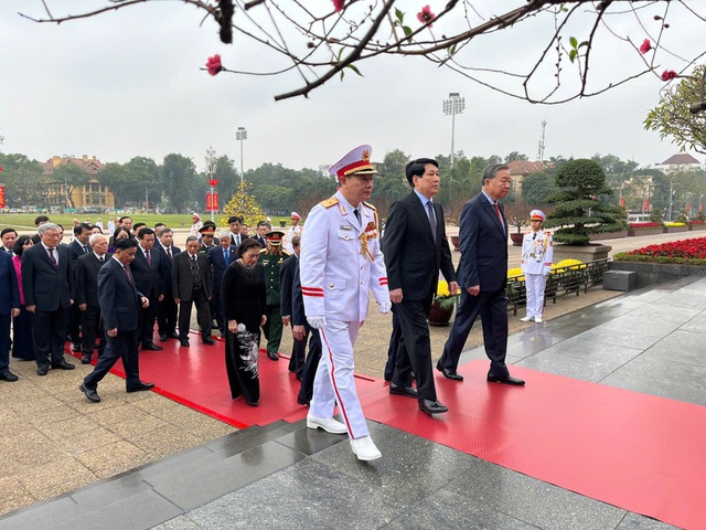 Lãnh đạo Đảng, Nhà nước vào Lăng viếng Chủ tịch Hồ Chí Minh - Ảnh 2.