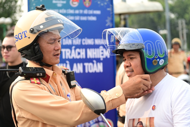 Hình ảnh CSGT tiếp sức người dân “Lái xe trách nhiệm - Về nhà an toàn” ăn Tết - Ảnh 8.