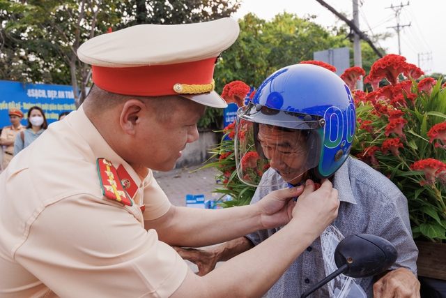 Hình ảnh CSGT tiếp sức người dân “Lái xe trách nhiệm - Về nhà an toàn” ăn Tết - Ảnh 13.