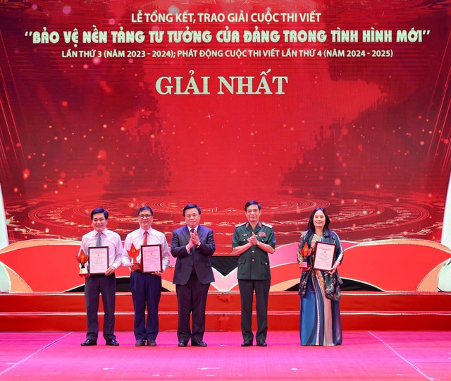 Giới thiệu 300 hình ảnh tại triển lãm &quot;Đảng ta thật là vĩ đại&quot; và &quot;Hội Xuân Ất Tỵ 2025&quot; - Ảnh 2.