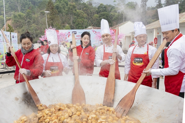 Chi Pu đi cùng “CHIN-SU Một triệu bữa cơm có thịt” mang Tết rộn ràng vùng cao với chảo thịt kho trứng khổng lồ - Ảnh 10.