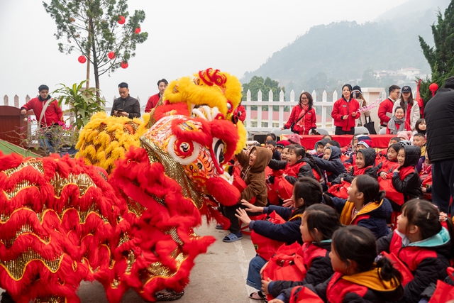 Chi Pu đi cùng “CHIN-SU Một triệu bữa cơm có thịt” mang Tết rộn ràng vùng cao với chảo thịt kho trứng khổng lồ - Ảnh 2.