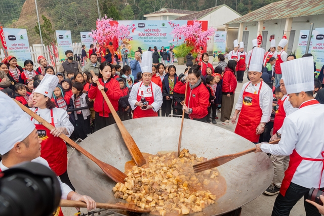 Chi Pu đi cùng “CHIN-SU Một triệu bữa cơm có thịt” mang Tết rộn ràng vùng cao với chảo thịt kho trứng khổng lồ - Ảnh 9.