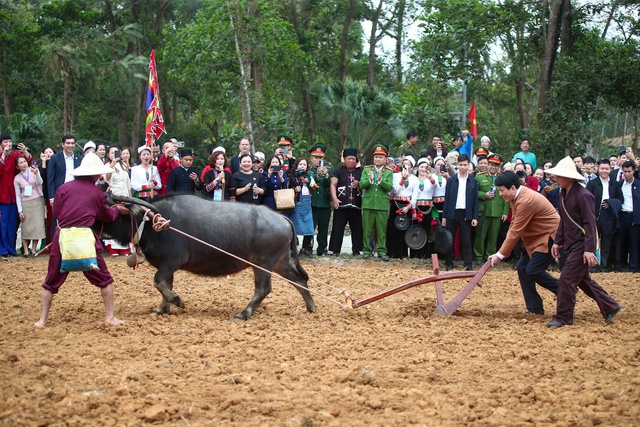 Chủ tịch nước Lương Cường: Giữ gìn và làm sâu sắc hơn những giá trị văn hóa dân tộc, đoàn kết và đồng hành trong công cuộc xây dựng và phát triển đất nước - Ảnh 6.