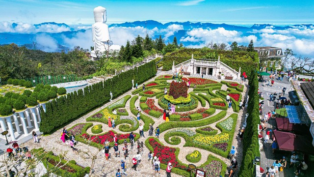 Sun World Ba Na Hills tưng bừng đón hàng nghìn du khách miền Trung - Tây Nguyên ngày đầu ưu đãi giá vé 350.000 VNĐ   - Ảnh 1.