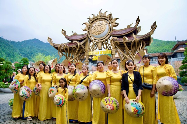 Sun World Ba Na Hills tưng bừng đón hàng nghìn du khách miền Trung - Tây Nguyên ngày đầu ưu đãi giá vé 350.000 VNĐ   - Ảnh 2.