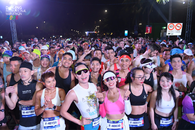 Huỳnh Anh Khôi và Phạm Thị Bình giành chiến thắng cự ly 42km tại Danang International Marathon 2025 - Ảnh 1.