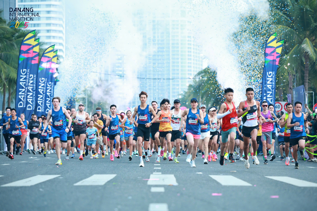 Huỳnh Anh Khôi và Phạm Thị Bình giành chiến thắng cự ly 42km tại Danang International Marathon 2025 - Ảnh 3.