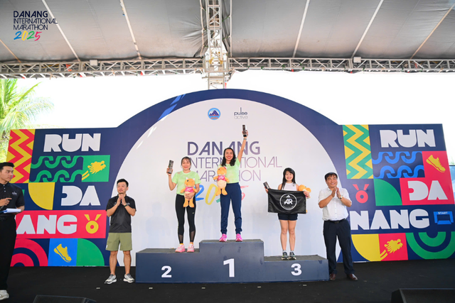 Huỳnh Anh Khôi và Phạm Thị Bình giành chiến thắng cự ly 42km tại Danang International Marathon 2025 - Ảnh 11.