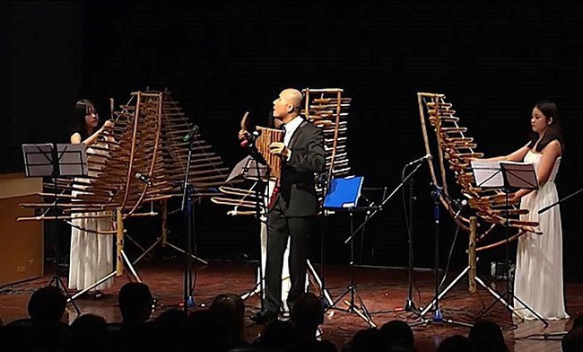 Trình diễn nhạc cổ điển phương Tây bằng nhạc cụ tre nứa Việt Nam   - Ảnh 1.