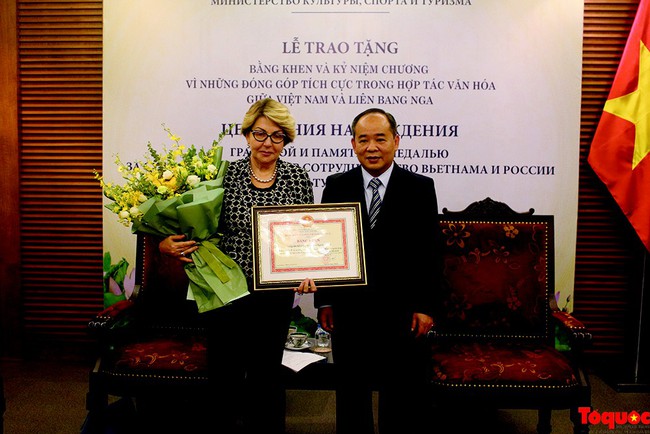 Bộ VHTTDL trao bằng khen, kỷ niệm chương cho Giám đốc Trung tâm Khoa học và Văn hóa Nga tại Hà Nội. - Ảnh 3.
