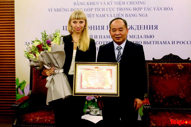 Bộ VHTTDL trao bằng khen, kỷ niệm chương cho Giám đốc Trung tâm Khoa học và Văn hóa Nga tại Hà Nội. - Ảnh 2.