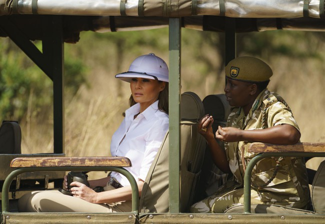 Melania Trump gây tranh cãi vì đội mũ “thực dân” trong chuyến công du tại châu Phi - Ảnh 1.