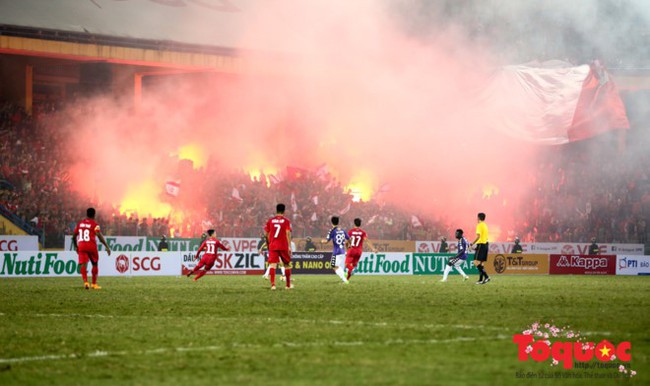 Liên đoàn bóng đá Việt Nam nhận phạt nóng vì pháo sáng - Ảnh 1.