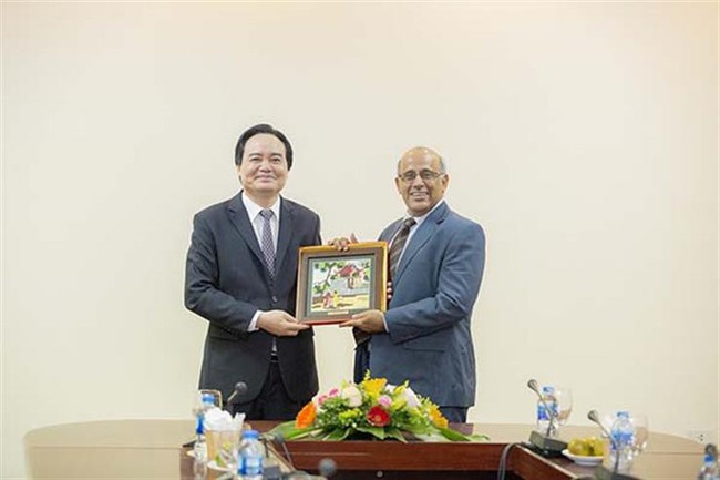 Bộ trưởng Phùng Xuân Nhạ tiếp Trưởng đại diện Quỹ nhi đồng Liên hợp quốc tại Việt Nam - Ảnh 2.