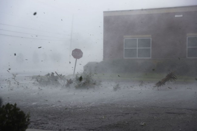 Hình ảnh siêu bão mạnh nhất trong lịch sử Mỹ tàn phá Florida - Ảnh 9.