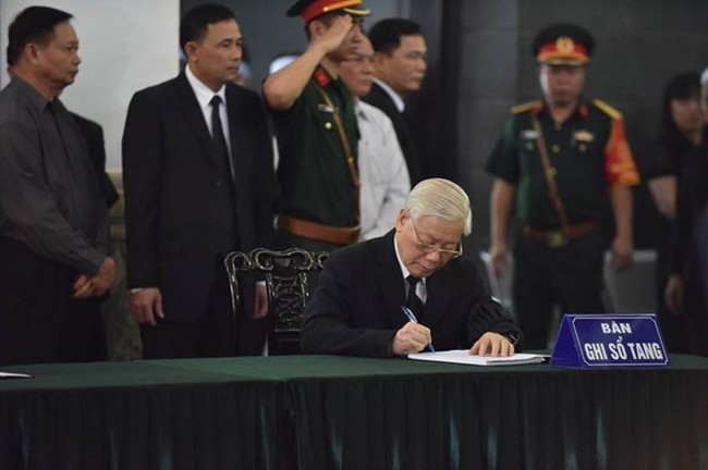 Xúc động những dòng viết trong sổ tang đồng chí Đỗ Mười - Ảnh 1. Xúc động những dòng viết trong sổ tang đồng chí Đỗ Mười - Ảnh 1.