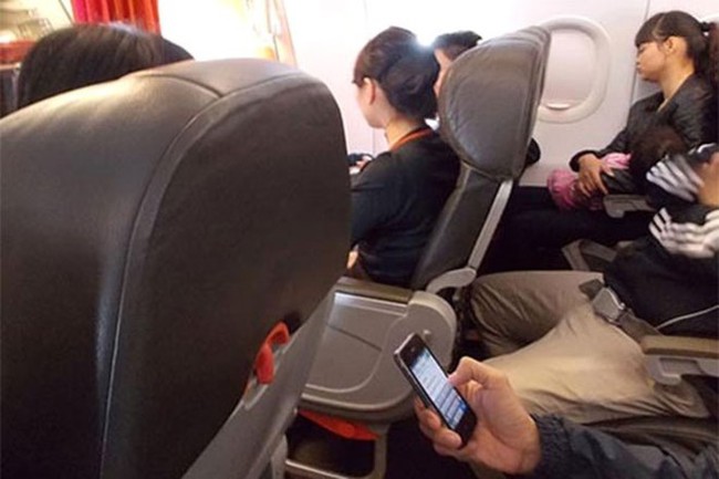 Dùng điện thoại trên máy bay có thể bị phạt từ 3 - 5 triệu đồng - Ảnh 1.