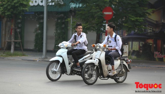 Hà Nội: Học sinh THPT vô tư vi phạm luật giao thông, đi xe phân khối lớn đến trường - Ảnh 1.