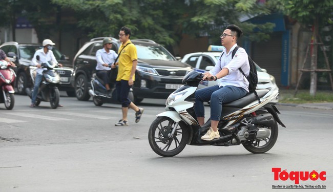Hà Nội: Học sinh THPT vô tư vi phạm luật giao thông, đi xe phân khối lớn đến trường - Ảnh 3.